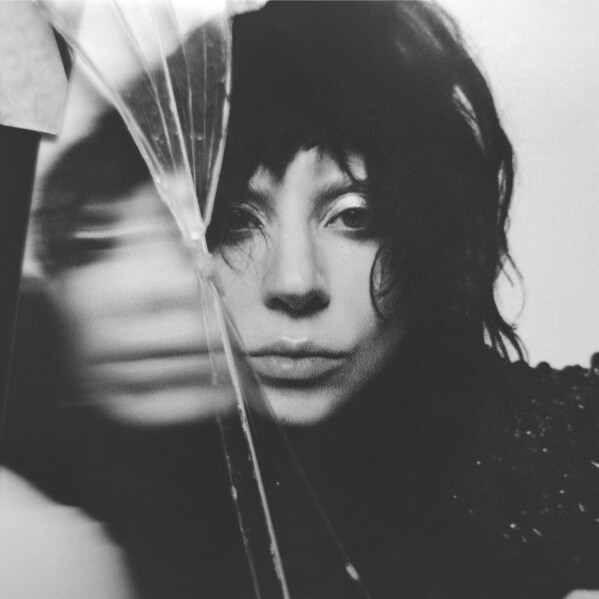 Lady Gaga chứng minh tên tuổi khó có thể thay thế với album Mayhem và bài hát Abracadabra.