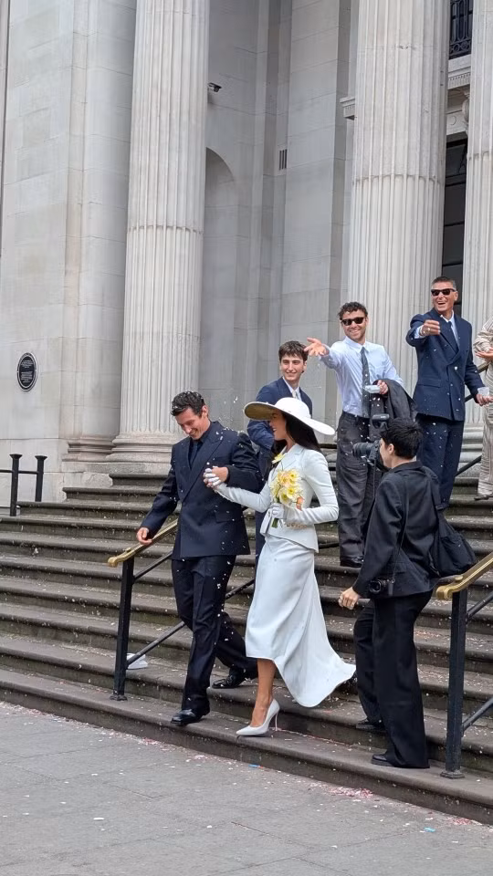 Dua Lipa và nam diễn viên Hollywood Callum Turner chính thức về chung một nhà.