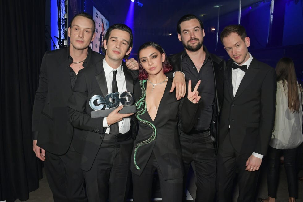 Charli cũng tiết lộ cách Daniel và các thành viên The 1975 đã truyền cảm hứng âm nhạc cho cô. Charli cũng tiết lộ cách Daniel và các thành viên The 1975 đã truyền cảm hứng âm nhạc cho cô.