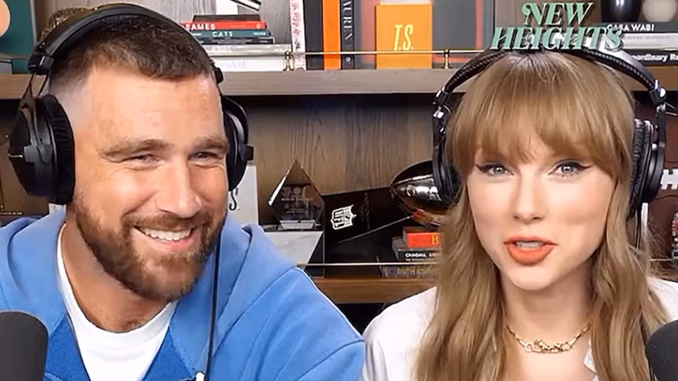 Travis Kelce là người may mắn được nghe toàn bộ album.