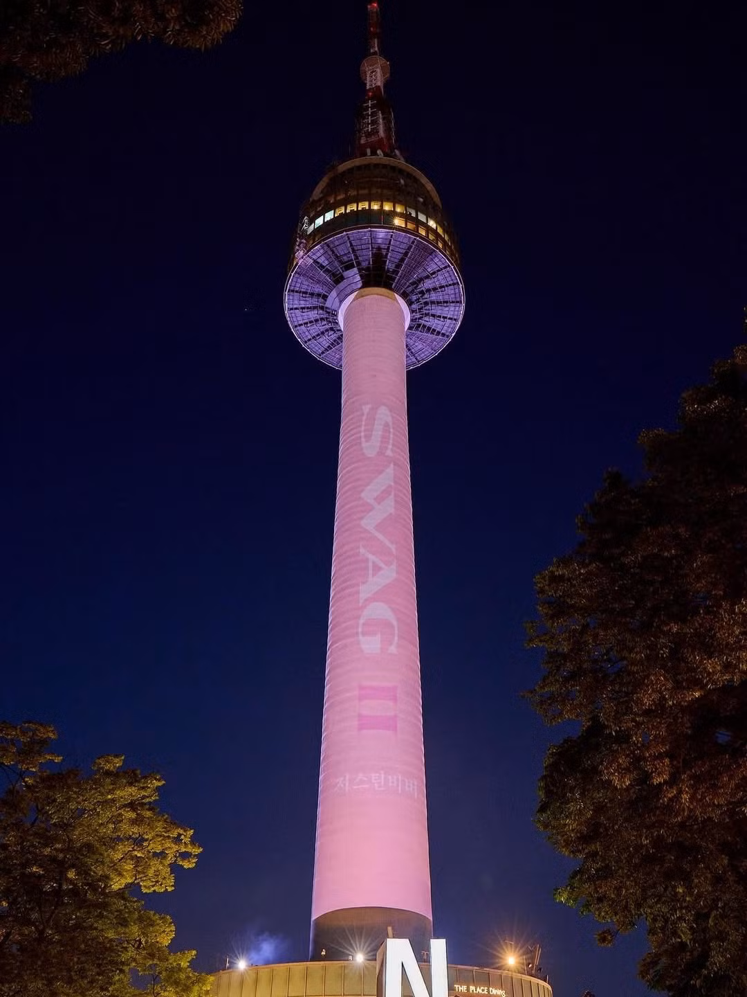 Hình ảnh quảng bá SWAG II xuất hiện tại nhiều địa điểm nổi tiếng trên thế giới.