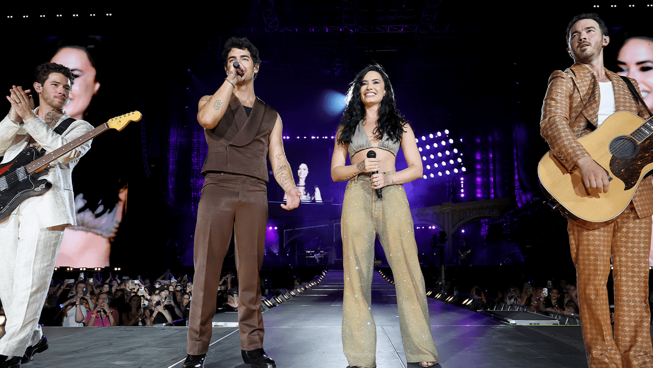 Demi Lovato tái hợp cùng ba anh em Jonas Brothers.