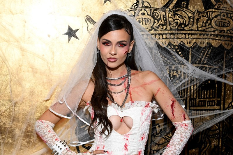 Victoria Justice với hình ảnh “gory bride” (cô dâu zombie).