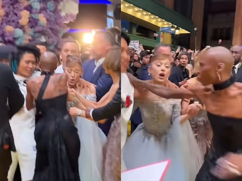 Wen đã lao tới ôm choàng lấy Ariana Grande ngay trên thảm đỏ.