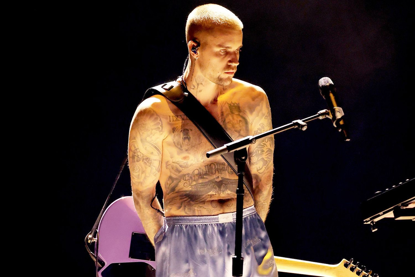 Việc Justin mang bộ trang phục “mặc nhà” lên sân khấu bị coi là sự xuề xòa quá mức.