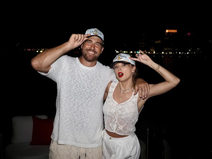 Travis Kelce đã có nhiều chuyến phiêu lưu bên bạn gái. Travis Kelce đã có nhiều chuyến phiêu lưu bên bạn gái.
