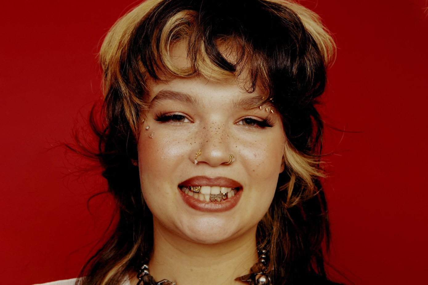 Cách tiếp cận này định hình Lola như một nghệ sĩ kể chuyện bằng âm nhạc, ưu tiên trải nghiệm cảm xúc hơn là phô diễn kỹ thuật.