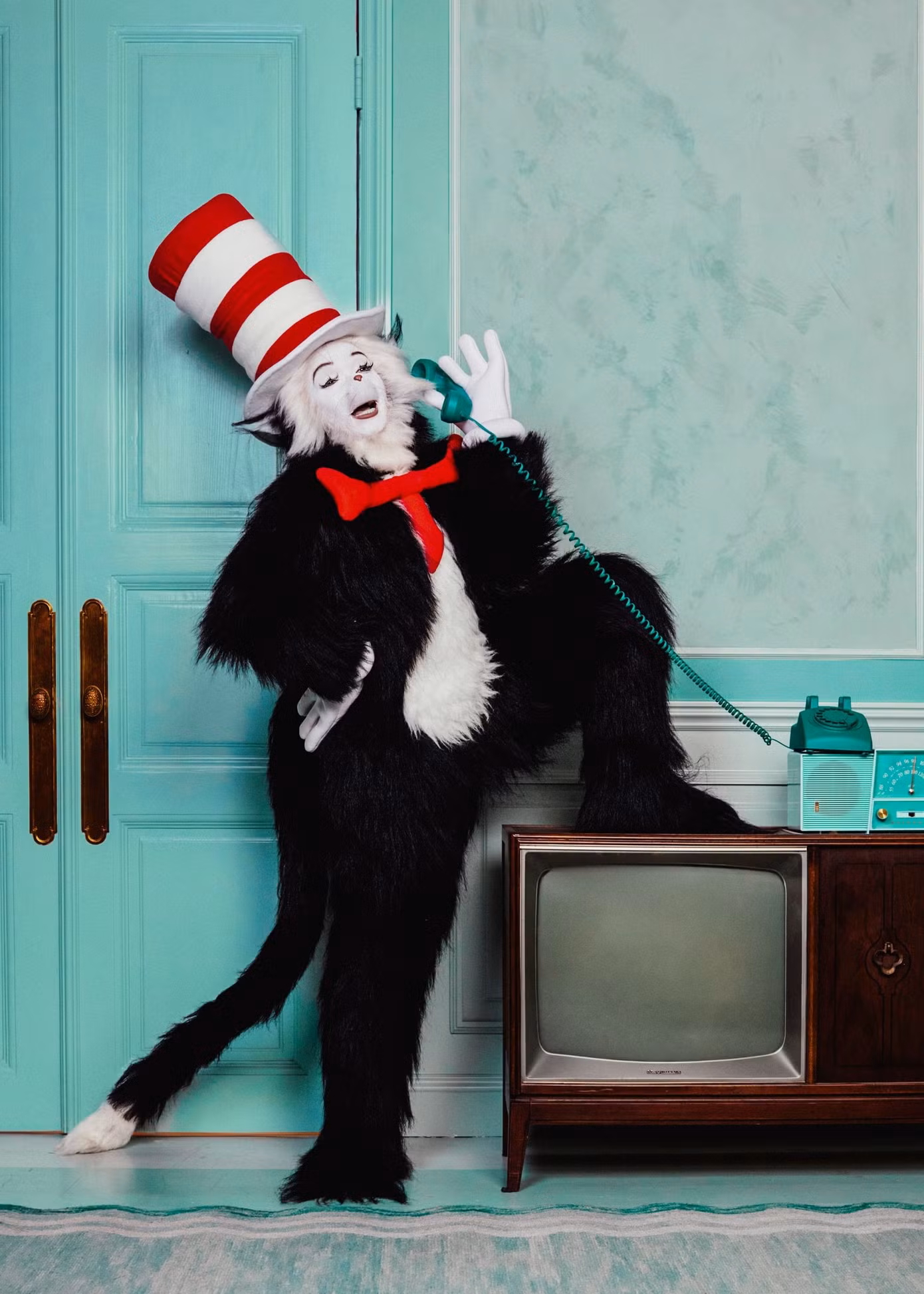 Janelle Monáe tiếp tục "chơi lớn" với màn cosplay The Cat in the Hat của Dr. Seuss.
