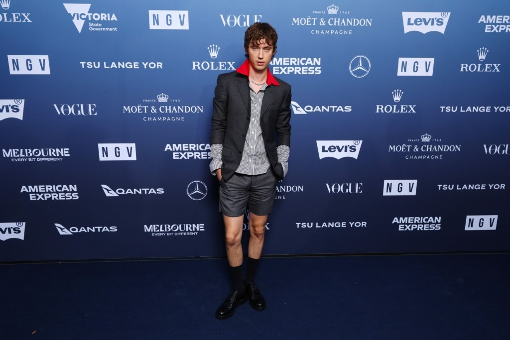 Trang phục của Troye Sivan đã vấp phải nhiều ý kiến tiêu cực từ công chúng.