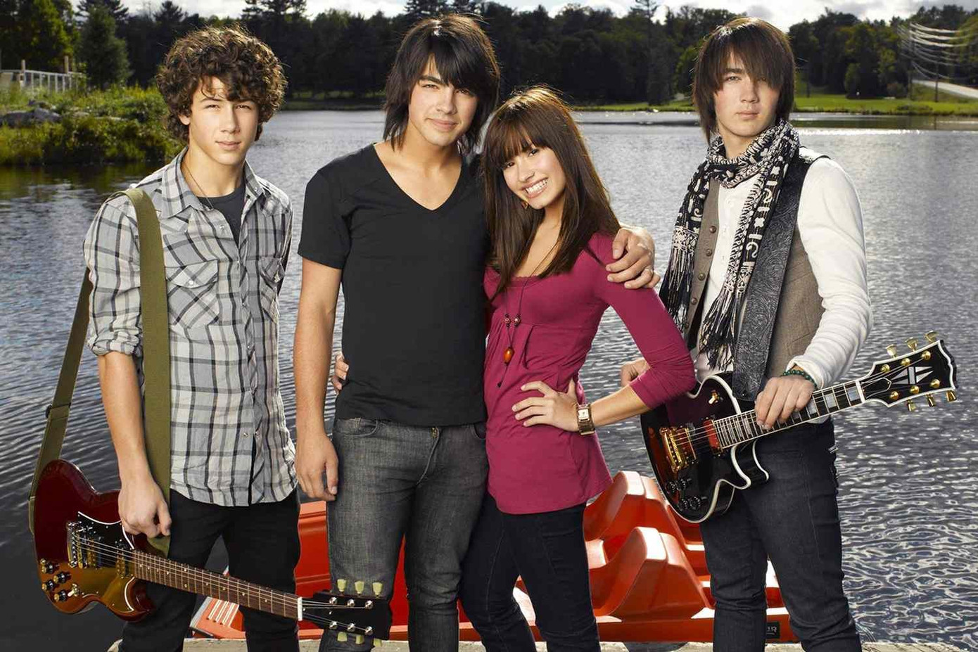 Jonas Brothers cùng Demi Lovato sẽ đóng vai trò sản xuất điều hành trong Camp Rock 3.