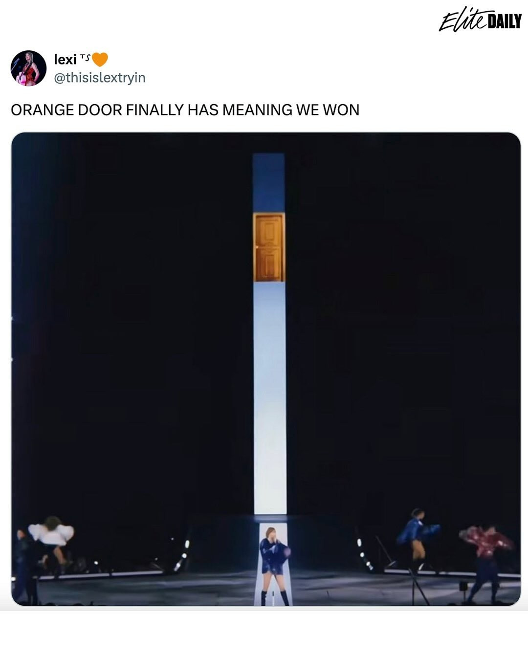 Cánh cửa màu cam xuất hiện vào cuối tour diễn The Eras Tour.