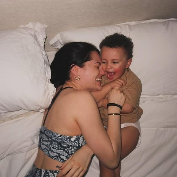 Jessie J đã cùng con trai Sky thông báo về kết quả phẫu thuật.