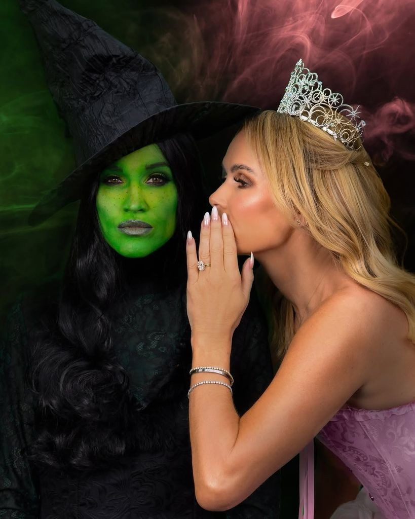 Ashley Roberts và Amanda Holden hóa trang thành Glinda and Elphaba.