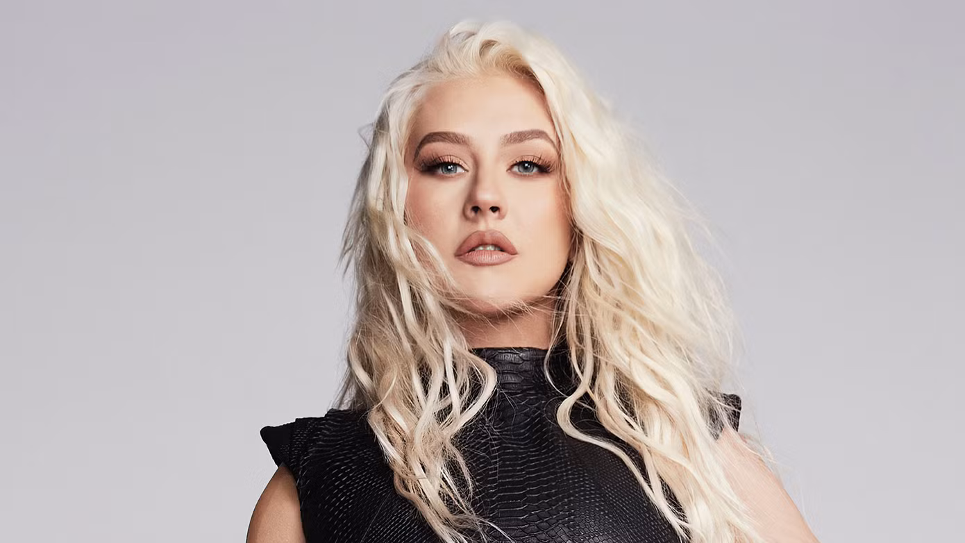 Christina Aguilera nổi bật với giọng hát mạnh mẽ và khả năng biến hóa hình ảnh.