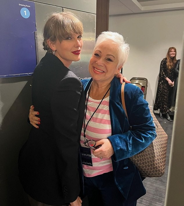 Taylor Swift và bà Denise Welch từng có khoảnh khắc chụp ảnh thân thiết cùng nhau. Taylor Swift và bà Denise Welch từng có khoảnh khắc chụp ảnh thân thiết cùng nhau.