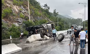 Xe tải lật chắn ngang đèo Cù Hin nối Nha Trang với sân bay Cam Ranh