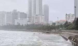 Nước lũ trên sống Cái Nha Trang đang lên rất cao.