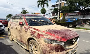 Tiệm sửa ô tô, xe máy ở Nha Trang quá tải sau mưa lũ lịch sử