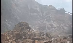 Quân đội nổ mìn phá 600m3 đất đá chắn ngang đèo Khánh Lê