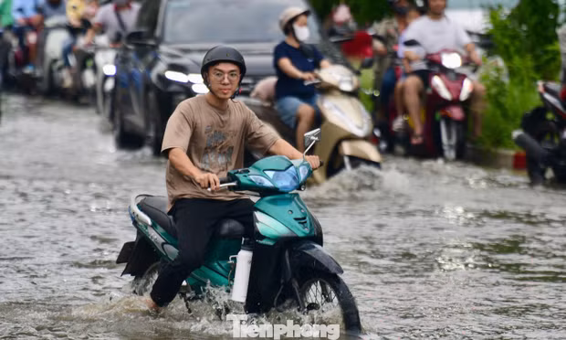 Nhiều tuyến đường ở TPHCM ngập sâu do triều cường