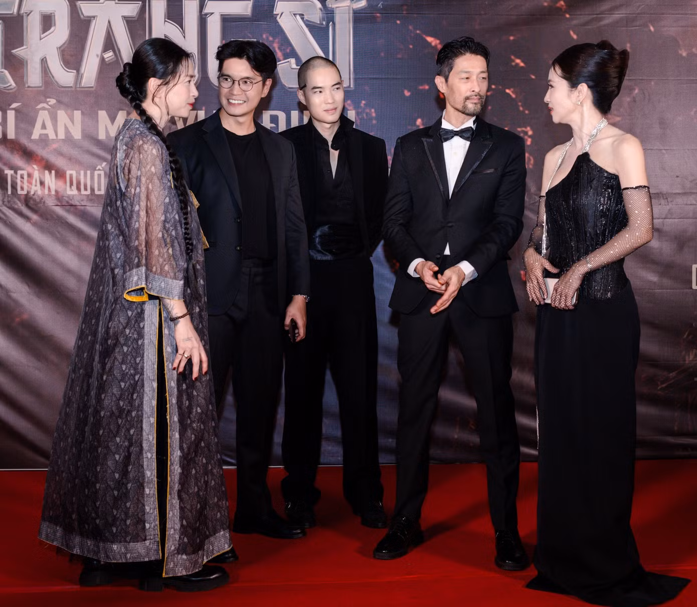 vo-chong-ca-si-ngo-thanh-van-huy-tran-cung-dien-vien-johnny-tri-nguyen-tai-tham-do.jpg