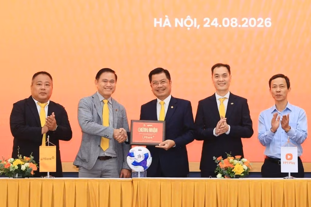 Phó chủ tịch LĐBĐ VN, Chủ tịch HĐQT Công ty VPF Trần Anh Tú trao bảng danh vị cho Phó chủ tịch Ngân hàng TMCP Lộc Phát Việt Nam Bùi Thái Hà.
