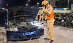 Phát hiện ô tô biển xanh không giấy tờ, tài xế không có giấy phép lái xe