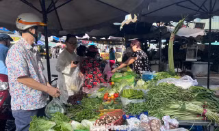 Rau xanh chợ lẻ nhích giá Mùng 2 Tết