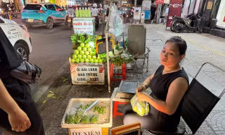 Ớt ra vỉa hè, giá cao ngất