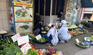 Hàng loạt rau củ bất ngờ chỉ còn 10.000 đồng/kg