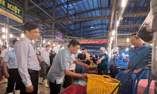 Xuyên đêm kiểm tra chợ đầu mối trái cây, rau thịt trước Tết