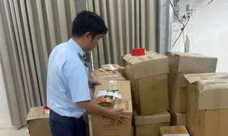 Đột kích điểm kinh doanh, phát hiện lượng lớn thực phẩm 'ba không' ở TPHCM