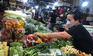 Rau xanh ở TPHCM nơi tăng giá, nơi giảm sâu