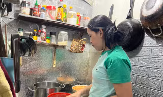 Người lao động chật vật giữa những ngày rau tăng giá