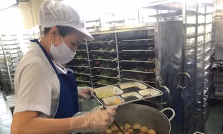 Bịt ‘lỗ hổng’ mất an toàn trong bữa ăn học đường ở TPHCM
