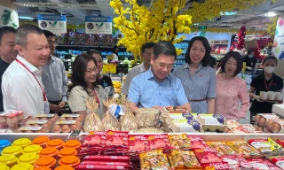 Lãnh đạo TPHCM bất ngờ kiểm tra hàng Tết tại siêu thị
