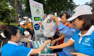 Người dân TPHCM hào hứng đi 'đổi rác lấy quà'