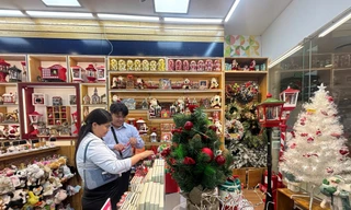 Đồ trang trí Noel xuống phố sớm, giá 'khá mềm' ngay từ đầu mùa