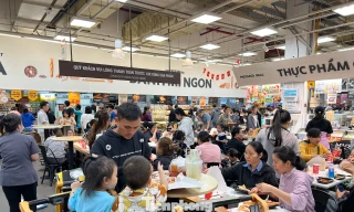 Siêu thị đông nghịt, nhiều gia đình phải 'mở tiệc đứng' để ăn trưa