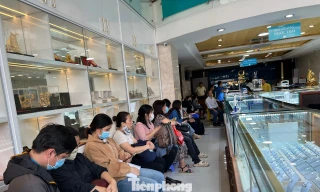 Lý do nhiều người 'quay xe' khi vừa tới tiệm vàng