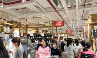 Càng về đêm, tín đồ săn sale Black Friday càng đông