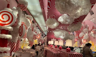 Lạc vào 'thế giới thần tiên' với mây hồng, cây thông kẹo khổng lồ