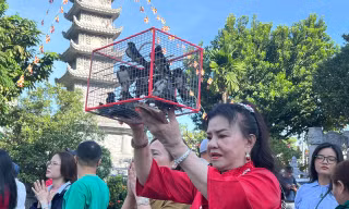 Cảnh xếp hàng 'xin lộc' đầu năm