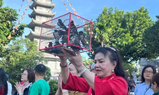 Cảnh xếp hàng 'xin lộc' đầu năm