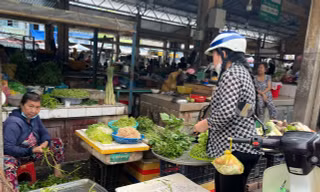 Bão lũ cắt đứt nguồn cung, giá rau xanh TPHCM leo thang từng ngày