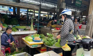 Bão lũ cắt đứt nguồn cung, giá rau xanh TPHCM leo thang từng ngày