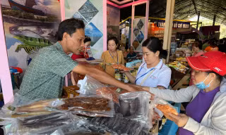 Đặc sản muôn phương hội tụ về phố biển ở TPHCM