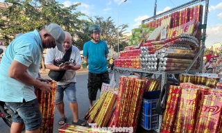 Tấp nập chợ pháo hoa giấy lớn nhất TPHCM trước đêm giao thừa