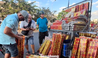 Tấp nập chợ pháo hoa giấy lớn nhất TPHCM trước giao thừa