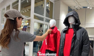 Áo khoác, khăn ấm đắt hàng ngày TPHCM chuyển lạnh